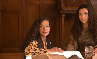 Christine Philips (Jaye Griffiths, l) und Zoe Waterman (Tara Hetharia) in einer Szene des TV-Krimis «Kommissar Van der Valk - Erlösung in Amsterdam». - All3Media International/Company Pictures, NL Films/ARD Degeto/dpa/dpa Christine Philips (Jaye Griffiths, l) und Zoe Waterman (Tara Hetharia) in einer Szene des TV-Krimis «Kommissar Van der Valk - Erlösung in Amsterdam». - All3Media International/Company Pictures, NL Films/ARD Degeto/dpa/dpa