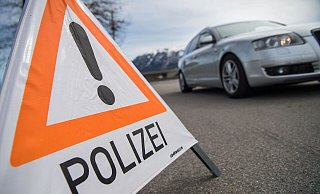 Eine Kontrollstelle der Polizei an der A8 nahe Berchtesgaden. - Lino Mirgeler/dpa Eine Kontrollstelle der Polizei an der A8 nahe Berchtesgaden. - Lino Mirgeler/dpa