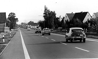 Auf der B 239 in Holzhausen war der Verkehr im Jahr 1970 überschaubar. Gleichwohl gab es schon vor 40 Jahren Pläne zum Ausbau der Bundesstraßen in Lippe, auch eine neue Trasse der B 239 war im Gespräch – mit dem Ziel, Lage vom Durchgangsverkehr zu befreien. Geworden ist aus den Vorhaben nichts. - H. Wagner, Sammlung Stadtarchiv Bad Salzuflen“