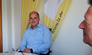 Bürgermeisterkandidat Marcus Püster (CDU) stellt sich den Fragen von Bodo Kibgies (parteilos, rechts). - Silke Buhrmester Bürgermeisterkandidat Marcus Püster (CDU) stellt sich den Fragen von Bodo Kibgies (parteilos, rechts). - Silke Buhrmester