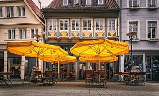 Die Tische und Stühle lippischer Gastronomien bleiben im November leer. - Symbolfoto