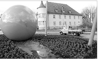 Nur fünf Wochen nach ihrer Einweihung im Jahr 2002 ist die Kugel an der Richthofenstraße abgestürzt. - LZ-Archiv/Bernhard Preuß Nur fünf Wochen nach ihrer Einweihung im Jahr 2002 ist die Kugel an der Richthofenstraße abgestürzt. - LZ-Archiv/Bernhard Preuß
