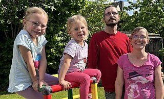 Mirjam und Christian Thiessen mit ihren T&ouml;chtern, der sechsj&auml;hrigen Celine (inks) und der vierj&auml;hrigen Lenja, im heimischen Garten in Leopoldsh&ouml;he. - Anna Lena Hinder
