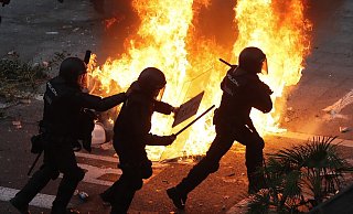 Brennende Stra&szlig;enbarrikade in Barcelona: Der Protest gegen die Haftstrafen f&uuml;r neun Separatistenf&uuml;hrer wird gewaltt&auml;tiger. - Foto: Manu Fernandez/AP/dpa