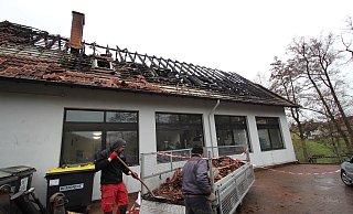 Aufräumarbeiten an ausgebrannter Wohnung in Hohenhausen. - Jens Rademacher