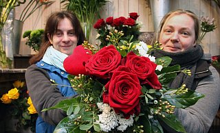 Rote Rosen sind der Klassiker, um Liebe durch die Blume sprechen zu lassen. Dazu vielleicht noch ein kleines Herz, dann ist die Botschaft unmissverständlich, meinen Constanze Vernaleken (links) und Tanja Dill von Blumen Möller. - Bernhard Preuss Rote Rosen sind der Klassiker, um Liebe durch die Blume sprechen zu lassen. Dazu vielleicht noch ein kleines Herz, dann ist die Botschaft unmissverständlich, meinen Constanze Vernaleken (links) und Tanja Dill von Blumen Möller. - Bernhard Preuss