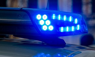 Ein Blaulicht der Polizei leuchtet auf. - Klaus-Dietmar Gabbert/Symbolbild Ein Blaulicht der Polizei leuchtet auf. - Klaus-Dietmar Gabbert/Symbolbild