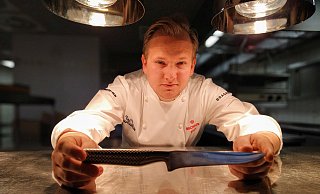 Auf seiner Kochjacke trägt Jan Diekjobst bereits den Michelin-Stern. Der 27-Jährige und sein Team in "Jan's Restaurant" im Detmolder Hof sind jüngst ausgezeichnet worden. Auf dem Kochmesser ist eine der wichtigsten Zutaten für den Weg zum Erfolg graviert: Leidenschaft. - Yvonne Glandien Auf seiner Kochjacke trägt Jan Diekjobst bereits den Michelin-Stern. Der 27-Jährige und sein Team in "Jan's Restaurant" im Detmolder Hof sind jüngst ausgezeichnet worden. Auf dem Kochmesser ist eine der wichtigsten Zutaten für den Weg zum Erfolg graviert: Leidenschaft. - Yvonne Glandien