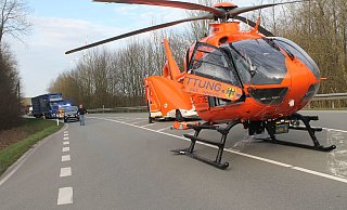 Ein Rettungshubschrauber flog den Schwerverletzten in die Bielefelder Gilead-Klinik. - Jobst Lüdeking