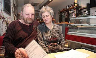 Der Bescheid macht sie sprachlos: Marion und Manfred Leifels können nicht fassen, dass sie für den Dezember nur drei Euro Überbrückungshilfe bekommen sollen. - Marianne Schwarzer