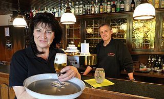 Manuela und Paul Hetland am Tresen im Restaurant Hetland in Wüsten. - Alexandra Schaller