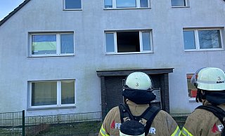 Ein Trupp unter Atemschutz steht vor dem Mehrfamilienhaus in der Heldmanstraße. Hier war am Samstagvormittag ein Feuer ausgebrochen und hatte das Treppenhaus stark verqualmt. Foto: Daniel Hobein / Feuerwehr Bad Salzuflen - Daniel Hobein / Feuerwehr Bad Salzuflen