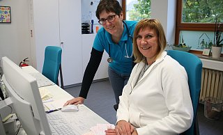 Bei der Arbeit: In den Räumen der ehemaligen OGS behandelt Christa Bittscheidt ihre Patienten. Unterstützt wird sie von ihren Mitarbeiterinnen, hier die medizinische Fachangestellte Petra Kallweit. - Kirsten Fuhrmann Bei der Arbeit: In den Räumen der ehemaligen OGS behandelt Christa Bittscheidt ihre Patienten. Unterstützt wird sie von ihren Mitarbeiterinnen, hier die medizinische Fachangestellte Petra Kallweit. - Kirsten Fuhrmann