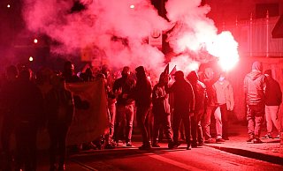 Teilnehmer der Demonstration unter dem Motto «Kämpfe verbinden - Für eine solidarische Nachbar*innenschaft» ziehen mit roten Pyro-Fackeln durch den Leipziger Stadtteil Connewitz. - Foto: Hendrik Schmidt/dpa-Zentralbild/dpa