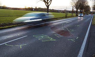 Zahlreiche Markierungen auf der Straße erinnern noch an den Unfall. - Freitag TV Zahlreiche Markierungen auf der Straße erinnern noch an den Unfall. - Freitag TV