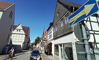 Hier fehlt ein Schild: Theoretisch dürfen Autofahrer im Moment entgegen der Einbahnstraßenrichtung in die Papenstraße fahren (Blick aus Richtung "Vesuvio" Richtung St. Nicolai und Waisenhausplatz). Solche Fahrmanöver können gefährlich werden. - Jens Rademacher Hier fehlt ein Schild: Theoretisch dürfen Autofahrer im Moment entgegen der Einbahnstraßenrichtung in die Papenstraße fahren (Blick aus Richtung "Vesuvio" Richtung St. Nicolai und Waisenhausplatz). Solche Fahrmanöver können gefährlich werden. - Jens Rademacher