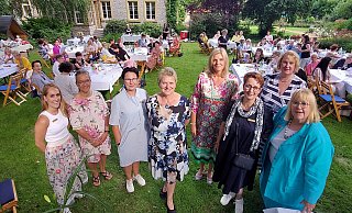 100-Jahr-Feier „Soroptimist International" auf der grünen Wiese: Zusammen mit den Vertreterinnen aus den acht in OWL ansässigen SI-Clubs genossen die Präsidentinnen (v. l.) Julia Hambach (Paderborn), Anke Plogstert (Detmold Lippische Rose), Astrid Brehler (Bad Waldliesborn), Kristine Heinecke (Lübbecker Land), Sonja Wehning (Detmold), Pia Leiting (Gütersloh), Beate von Rüdiger (Vizepräsidentin Bad Oeynhausen-Wittekindsland) und Christiane Piepenbrock (Bielefeld) die Feier. - Doris Pieper