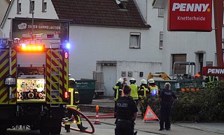Die Bielefelder Straße in Bad Salzuflen war am Abend für mehrere Stunden gesperrt. Ein Bagger hatte eine Gasleitung beschädigt. Mehrere Menschen mussten evakuiert werden. - Daniel Hobein / Feuerwehr Bad Salzuflen Die Bielefelder Straße in Bad Salzuflen war am Abend für mehrere Stunden gesperrt. Ein Bagger hatte eine Gasleitung beschädigt. Mehrere Menschen mussten evakuiert werden. - Daniel Hobein / Feuerwehr Bad Salzuflen