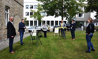 Die Extertaler Bürgermeisterkandidaten (von links) Maik Schlicht (CDU), Norbert Ließ (UWG), Monika Rehmert (SPD), Frank Meier (Zukunft Extertal) und Christian
Sauter (FDP) stellen sich den Fragen von LZ-Redakteurin Carolin Brokmann-Förster. Krankheitsbedingt fehlt Marc Wietoska. - Raphael Bartling Die Extertaler Bürgermeisterkandidaten (von links) Maik Schlicht (CDU), Norbert Ließ (UWG), Monika Rehmert (SPD), Frank Meier (Zukunft Extertal) und Christian
Sauter (FDP) stellen sich den Fragen von LZ-Redakteurin Carolin Brokmann-Förster. Krankheitsbedingt fehlt Marc Wietoska. - Raphael Bartling