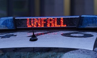 Bei drei Unf&auml;llen aufgrund nicht angepasster Geschwindigkeit auf der A2 sind insgesamt neun Menschen verletzt worden. (Symbolbild) - Marcus Brandt/dpa