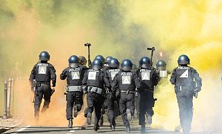 Bei Demonstrationen, Fußballspielen oder Routineeinsätzen kommt es immer wieder zu Angriffen gegen Polizisten oder Widerstandshandlungen. Die Zahl der Vorfälle ist auch 2020 gestiegen. - Foto: Sebastian Kahnert/dpa Bei Demonstrationen, Fußballspielen oder Routineeinsätzen kommt es immer wieder zu Angriffen gegen Polizisten oder Widerstandshandlungen. Die Zahl der Vorfälle ist auch 2020 gestiegen. - Foto: Sebastian Kahnert/dpa
