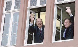 Hoher Besuch: Chirac und Schröder winken aus den Rathausfenstern. - Vera Gerstendorf-Welle