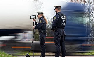 Am Wochenende führte der Verkehrsdienst der Polizei Lippe im gesamten Kreisgebiet verstärkt Geschwindigkeitskontrollen durch. - Symbolbild: Klaus-Dietmar Gabbert/dpa Am Wochenende führte der Verkehrsdienst der Polizei Lippe im gesamten Kreisgebiet verstärkt Geschwindigkeitskontrollen durch. - Symbolbild: Klaus-Dietmar Gabbert/dpa