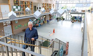 Schulleiter Thomas Grundmann steht in der Grundschule Knetterheide. Hinter ihm der offene Innenbereich. - Alexandra Schaller