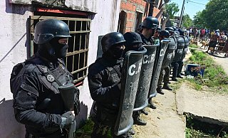 Angesicht einer Welle der Gewalt in Rosario schickt die argentinische Regierung zusätzliche Polizisten in die Stadt. - Sebastian Granata/telam/dpa Angesicht einer Welle der Gewalt in Rosario schickt die argentinische Regierung zusätzliche Polizisten in die Stadt. - Sebastian Granata/telam/dpa