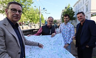 (von links) Olaf Lewald, Leiter des Amtes für Verkehr, Stefan Tritschler vom Planungsbüro, Projektleiter Patrick Voss vom Amt für Verkehr sowie Martin Adamski, Dezernent für Umwelt, Mobilität, Klimaschutz und Gesundheit.Foto: Stadt Bielefeld - Stadt Bielefeld (von links) Olaf Lewald, Leiter des Amtes für Verkehr, Stefan Tritschler vom Planungsbüro, Projektleiter Patrick Voss vom Amt für Verkehr sowie Martin Adamski, Dezernent für Umwelt, Mobilität, Klimaschutz und Gesundheit.Foto: Stadt Bielefeld - Stadt Bielefeld