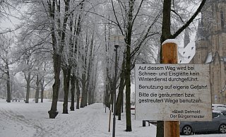 Obwohl er von vielen Radfahrern genutzt wird, die auf der Veloroute West unterwegs sind, wird der gepfasterte Weg über den Kaiser-Wilhelm-Platz im Winter nicht geräumt und gestreut. - Jost Wolf Obwohl er von vielen Radfahrern genutzt wird, die auf der Veloroute West unterwegs sind, wird der gepfasterte Weg über den Kaiser-Wilhelm-Platz im Winter nicht geräumt und gestreut. - Jost Wolf