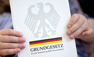 Bürgermeister sind Wahlbeamte, was bedeutet, dass sie für die freiheitliche demokratische Grundordnung einstehen müssen und treu zur Verfassung stehen. Bündnis90/Die Grünen zweifeln an, dass Uwe Detert (AfD) genau dies tut. Sie fordern eine genaue Prüfung seiner Eignung als Kandidat für das Bürgermeister-Amt. - picture alliance/dpa
