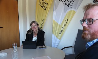 Michaela Lehnert, parteilose Bürgermeisterkandidatin für Dörentrup, stellt sich in den LZ-Redaktionsräumen den Fragen ihres Kontrahenten Friso Veldink. - Seda Hagemann