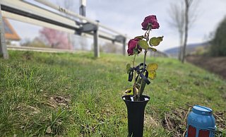 Angeh&ouml;rige hatten an der Unfallstelle auf einer Schnellstra&szlig;e in L&uuml;gde Blumen und eine Kerze hingestellt. - Janet K&ouml;nig