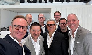 Selfie w&auml;hrend der Bekanntgabe der neuen Tamaris F&uuml;hrungsmannschaft am Unternehmensstandort in Detmold (von links) Jens Beining (Chief Executive Officer), Tobias Seng (Chief Financial Officer), Matthias Rodemeier (Chief Product Officer), Ulrich Kl&uuml;ber (Chief Product Officer), Giovanni Lacatena (Chief Sales Officer), Nico Gold (Chief Sales Officer), Felix Schmalen-berger (Member of the Board), Michael Romberg (Chief Production Officer). - Foto: Wortmann