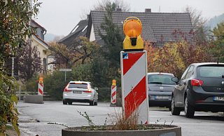 Zur Verkehrsberuhigung haben Mitarbeiter des städtischen Bauhofes an der Mackenbrucher Straße provisorisch Pflanzkübel aufgestellt. Sie sollen verhindern, dass die Straße weiter als Schleichweg benutzt wird. - Knut Dinter Zur Verkehrsberuhigung haben Mitarbeiter des städtischen Bauhofes an der Mackenbrucher Straße provisorisch Pflanzkübel aufgestellt. Sie sollen verhindern, dass die Straße weiter als Schleichweg benutzt wird. - Knut Dinter