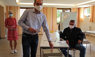 Bürgermeister Jörg Bierwirth war gemeinsam mit seiner Frau Astrid (hinten links) zur Stimmabgabe in das Dorfgemeinschaftshaus Lothe gekommen. Vorher war er joggen, nachher ging es zur Silberhochzeit. Fast ein normaler Sonntag. - Silke Buhrmester Bürgermeister Jörg Bierwirth war gemeinsam mit seiner Frau Astrid (hinten links) zur Stimmabgabe in das Dorfgemeinschaftshaus Lothe gekommen. Vorher war er joggen, nachher ging es zur Silberhochzeit. Fast ein normaler Sonntag. - Silke Buhrmester