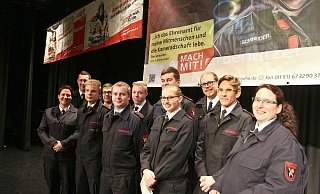 Brigit Niekamp, Patrick Reineke, Kai Robin Fricke (Jugendfeuerwehr), Marvin Mäscher, Tobias Beck, Dennis Härmel, Thorben Steinkamp, Jacquelin Schell, Stefan Gertz und Julian Weghenkel werden befördert oder aus der Jugendfeuerwehr übernommen. Britta Heukeroth ist jetzt Helferin im Team für die psycho-soziale Unterstützung. - Thomas Dohna Brigit Niekamp, Patrick Reineke, Kai Robin Fricke (Jugendfeuerwehr), Marvin Mäscher, Tobias Beck, Dennis Härmel, Thorben Steinkamp, Jacquelin Schell, Stefan Gertz und Julian Weghenkel werden befördert oder aus der Jugendfeuerwehr übernommen. Britta Heukeroth ist jetzt Helferin im Team für die psycho-soziale Unterstützung. - Thomas Dohna
