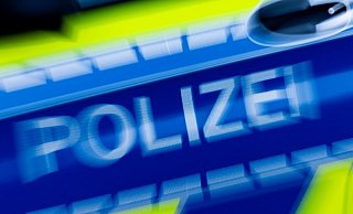 Die Polizei sucht einen flüchtigen Autofahrer, der mehrere Menschen gefährdet hat. - Dpa Die Polizei sucht einen flüchtigen Autofahrer, der mehrere Menschen gefährdet hat. - Dpa