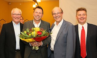Sie zählten zu den ersten Gratulanten von links: Harald Matz(SPD-Fraktionvorsitzender), Frank Hilker, Bürgermeister Rainer Heller undAndreas Kuhlmann (SPD-Stadtverbandsvorstand) - C. Heidrich Sie zählten zu den ersten Gratulanten von links: Harald Matz(SPD-Fraktionvorsitzender), Frank Hilker, Bürgermeister Rainer Heller undAndreas Kuhlmann (SPD-Stadtverbandsvorstand) - C. Heidrich