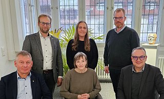 Sie freuen sich auf die neue Zusammenarbeit: Barntrups Bürgermeister Borris Ortmeier (stehend, von links), Linda Foth-Vogel vom Tierschutzverein Franziskushof und Dörentrups Bürgermeister Friso Veldink sowie (sitzend, von links) Extertals Bürgermeister Frank Meier, Susanne Häger vom Franziskushof und Lemgos Bürgermeister Markus Baier. - Stadt Lemgo Sie freuen sich auf die neue Zusammenarbeit: Barntrups Bürgermeister Borris Ortmeier (stehend, von links), Linda Foth-Vogel vom Tierschutzverein Franziskushof und Dörentrups Bürgermeister Friso Veldink sowie (sitzend, von links) Extertals Bürgermeister Frank Meier, Susanne Häger vom Franziskushof und Lemgos Bürgermeister Markus Baier. - Stadt Lemgo