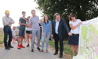 An der geplanten Trasse in Ehrentup informierten sich (von rechts): Dr. Inga Kretzschmar (Sprecherin des Grünen-Kreisverbands), der Bundestagsabgeordnete Oliver Krischer, Anwohnerin Beke Charlotte Hameier und Volker Schubach, Sprecher der Bürgerinitiative. - Knut Dinter An der geplanten Trasse in Ehrentup informierten sich (von rechts): Dr. Inga Kretzschmar (Sprecherin des Grünen-Kreisverbands), der Bundestagsabgeordnete Oliver Krischer, Anwohnerin Beke Charlotte Hameier und Volker Schubach, Sprecher der Bürgerinitiative. - Knut Dinter