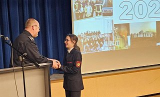 Der Leiter der Feuerwehr Lage, Benjamin Brinkmeyer, gratuliert Amelia Heel, die am Tag der Jahreshauptversammlung ihren 15. Geburtstag feierte und es sich nicht nehmen ließ, mit dem Spielmannszug in der Aula am Werreanger aufzutreten. - Astrid Sewing Der Leiter der Feuerwehr Lage, Benjamin Brinkmeyer, gratuliert Amelia Heel, die am Tag der Jahreshauptversammlung ihren 15. Geburtstag feierte und es sich nicht nehmen ließ, mit dem Spielmannszug in der Aula am Werreanger aufzutreten. - Astrid Sewing