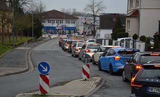 Weil die Walhallastraße gesperrt ist, quält sich ein Großteil des Verkehrs von der Beetstraße in Richtung Rudoph-Brandes-Allee/Hoffmannspark (im Hintergrund) durch die schmale Schützenstraße (Bild). Gerade im Berufsverkehr ist das für die Autofahrer eine echte Geduldsprobe. - Georg Kälble Weil die Walhallastraße gesperrt ist, quält sich ein Großteil des Verkehrs von der Beetstraße in Richtung Rudoph-Brandes-Allee/Hoffmannspark (im Hintergrund) durch die schmale Schützenstraße (Bild). Gerade im Berufsverkehr ist das für die Autofahrer eine echte Geduldsprobe. - Georg Kälble
