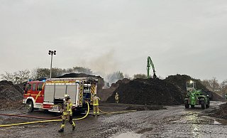In Kachtenhausen brannte erneut ein Hackschnitzelhaufen. - Feuerwehr Lage