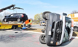 Nach dem Unfall in unmittelbarer Nähe des Kreisverkehrs mussten beide Fahrzeuge abgeschleppt werden. - Jörn Fries