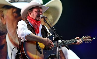 Andreas Cisek von der Band "Truck Stop" vor einer Projektion mit Cisco Berndt. - Achim Raschka/wikipedia Andreas Cisek von der Band "Truck Stop" vor einer Projektion mit Cisco Berndt. - Achim Raschka/wikipedia