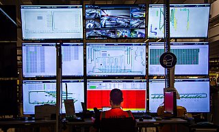 Die Kommandostation des Logistikzentrums. Hier kontrollieren Mitarbeiter sämtliche Prozesse im Gebäude und können auf Fehler schnell reagieren. - Raphael Bartling