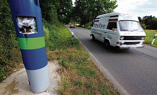 Aktivisten haben in Kalletal an einer der blauen Metallsäulen Feuer gelegt und ein Bekennerschreiben veröffentlicht. Jetzt ermittelt der Staatsschutz. - Ulf Hanke