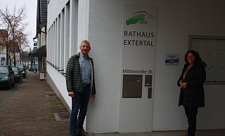 Extertals Bürgermeister Frank Meier und die CDU-Bundestagsabgeordnete Kerstin Vieregge freuen sich über die Gelder des Bundes für den Breitbandausbau. - Büro Kerstin Vieregge Extertals Bürgermeister Frank Meier und die CDU-Bundestagsabgeordnete Kerstin Vieregge freuen sich über die Gelder des Bundes für den Breitbandausbau. - Büro Kerstin Vieregge
